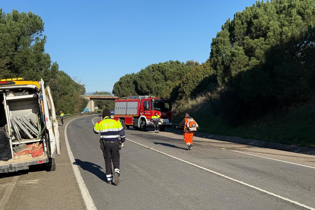 naciodigital's tweet photo. 🔴 Un mort i tres ferits en un xoc frontal d'un turisme amb un camió dels Bombers a Cassà de la Selva https://t.co/du2TzyAoyl https://t.co/pAUNLMyQBI