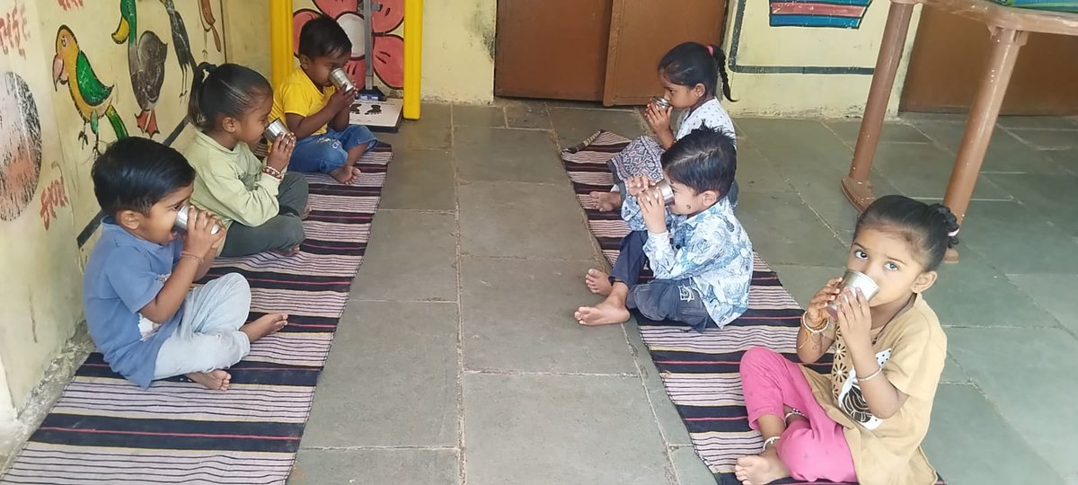 આજ રોજ દાહોદ ઘટક 1 ના આંગણવાડી કેન્દ્રો પર દૂધ સંજીવની યોજનાં અંતર્ગત બાળકોને દૂધ, ફળ અને સવારનો નાસ્તો આપવામાં આવ્યો..#icds