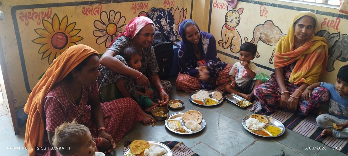 આજ રોજ દાહોદ ઘટક 1 ના આંગણવાડી કેન્દ્રો પર પોષણ સુધા યોજના અંતર્ગત સગર્ભાધાત્રી માતાઓને બપોરનાં એક સમય નું મેનુ મુજબ ભોજન આપવામાં આવ્યું..