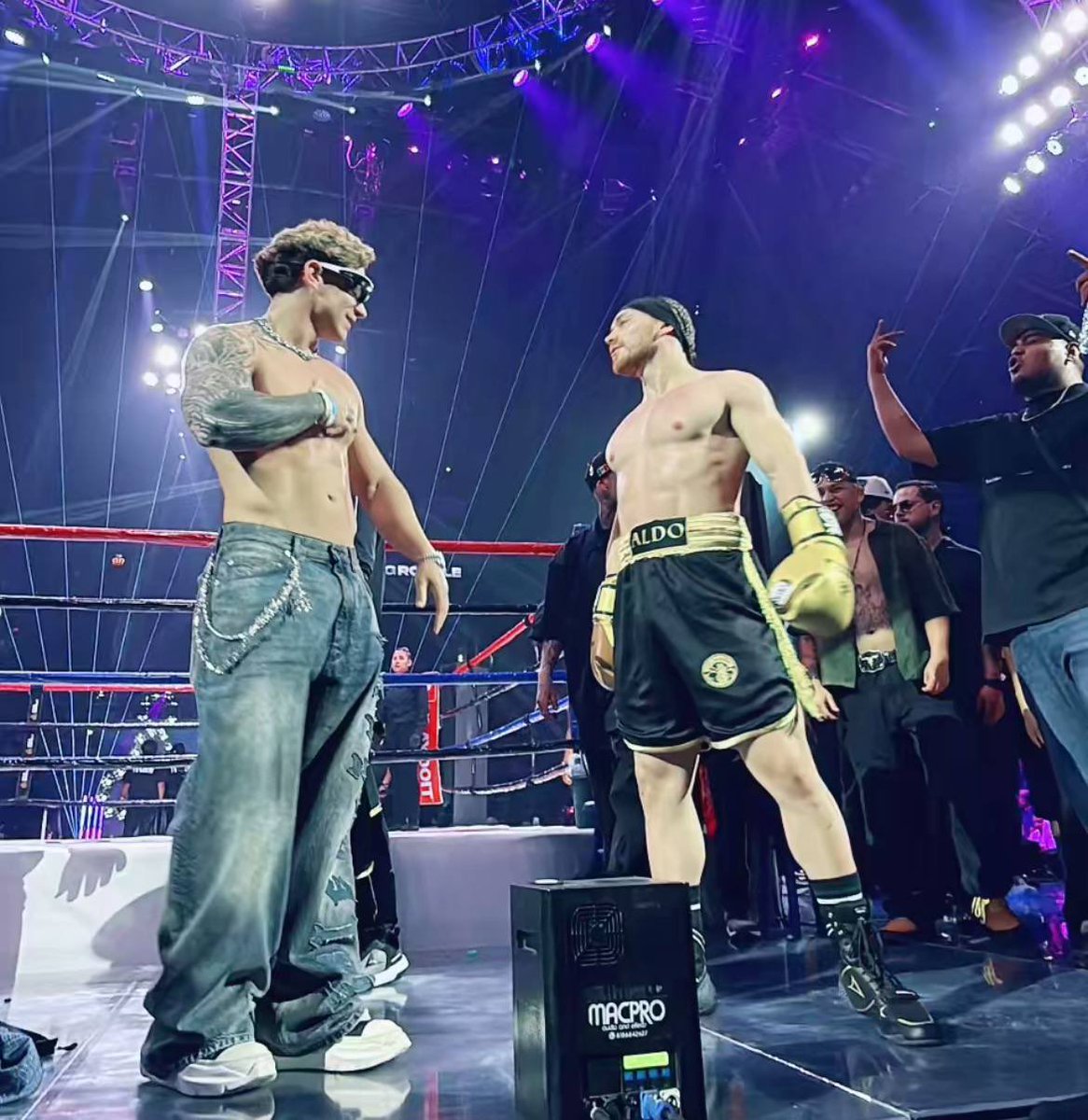 El aura de esta foto es inexplicable, estoy sin palabras 🥵

#RingRoyale