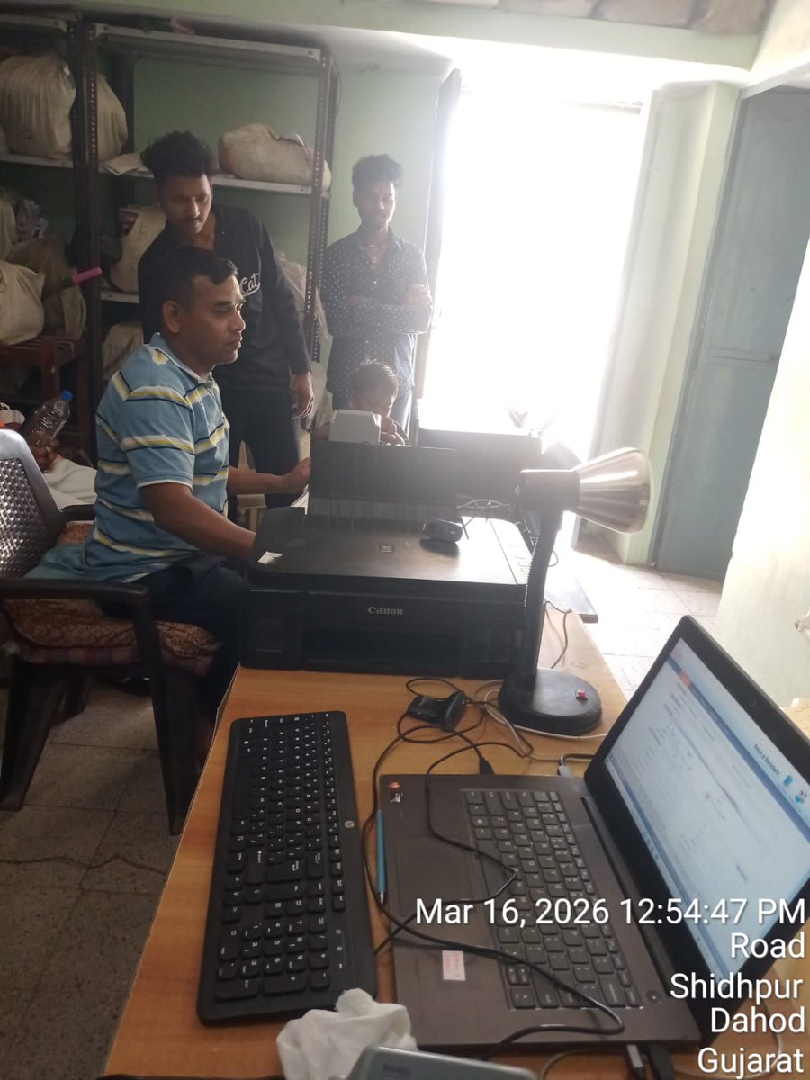 આજ રોજ દાહોદ ઘટક 1 ના આધાર ઓપરેટર દ્વારા આધાર કાર્ડ ની કામગીરી કરવામાં આવી..