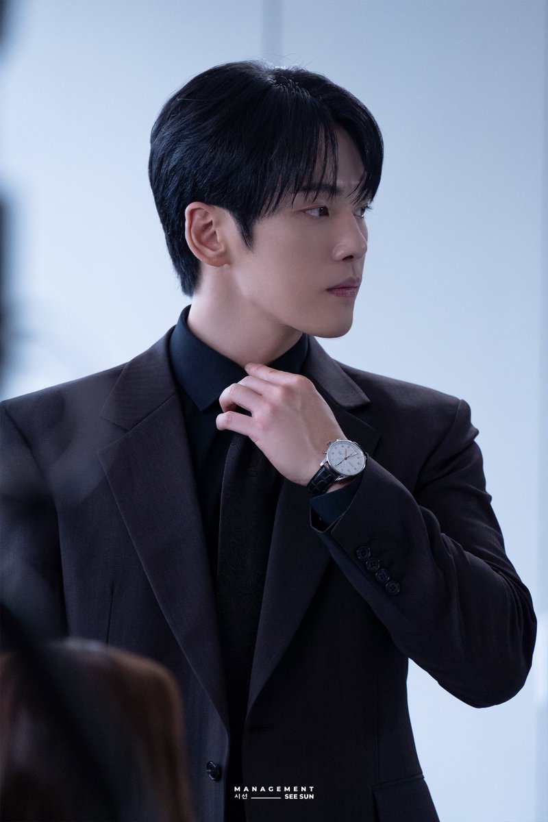 매니지먼트 시선 tweet media
