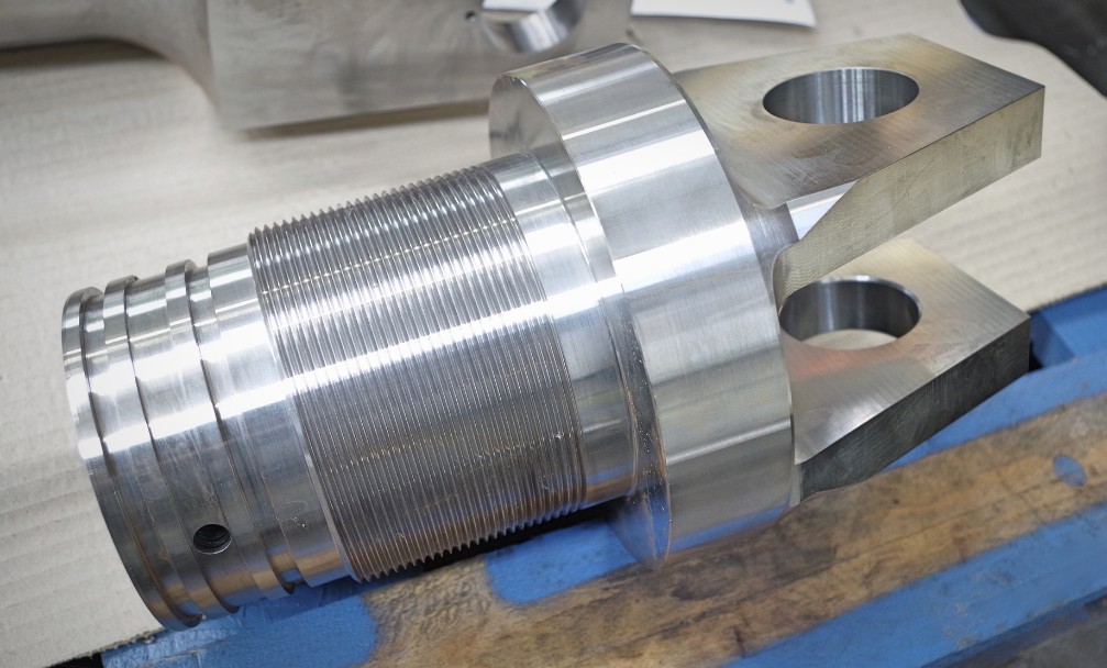 FerrositiUK's tweet image. Check out the size of that! 🤯

This threaded #hydraulic cylinder rod end is just one part of a bigger batch heading off to be fitted onto a crane.

Handling large parts like this really makes you appreciate the effort that goes into every component.

#UKMfg #LargePartMachining