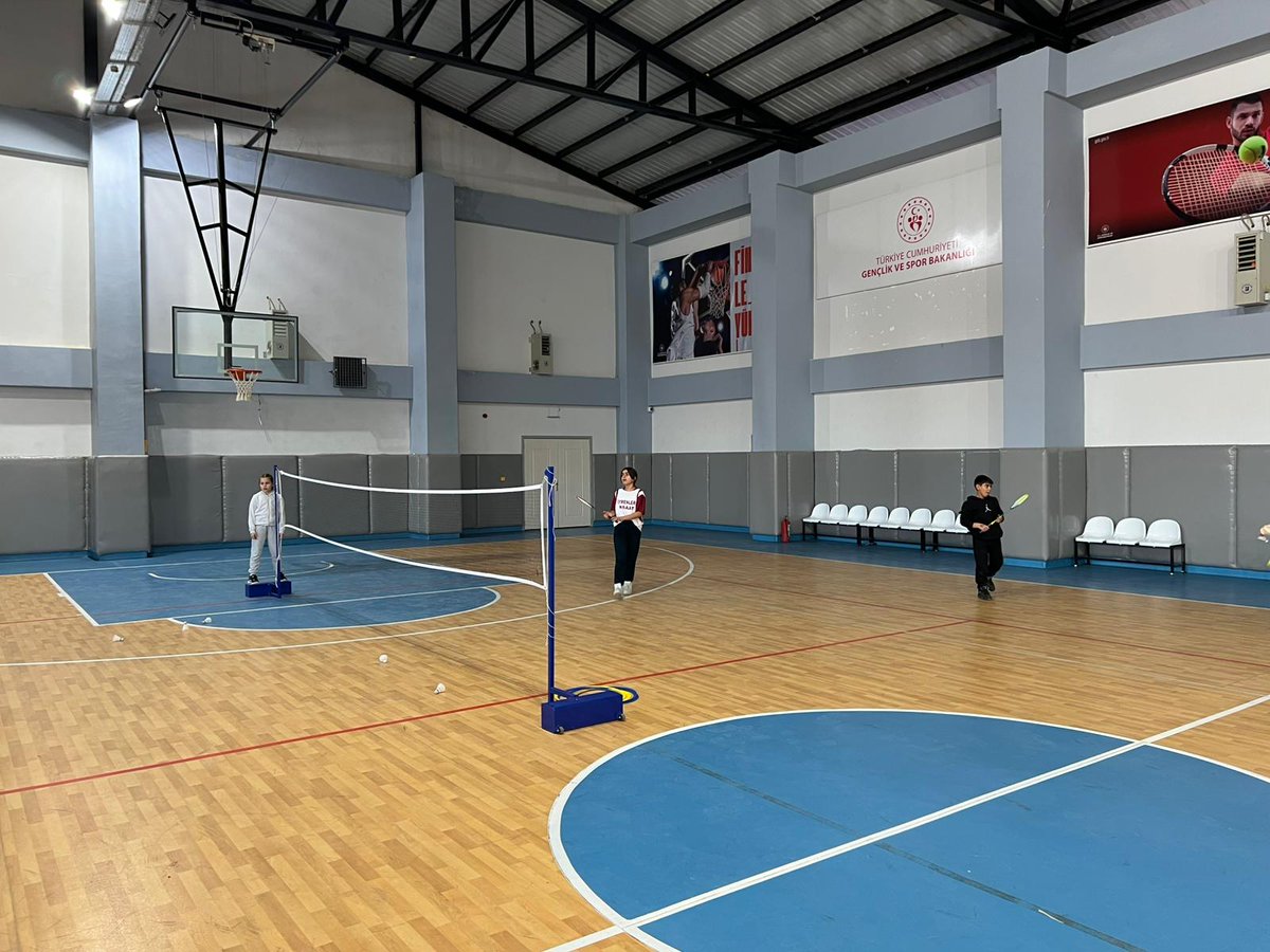 GurpinarVe's tweet photo. 🏸 Hız, dikkat ve stratejiyi bir araya getiren badminton eğitimlerimiz devam ediyor.
Spor yaparak hem enerjinizi atmak hem de yeni beceriler kazanmak istiyorsanız sizleri de bekliyoruz.
👉 Sen de aramıza katıl, sporla dolu heyecanın parçası ol!
📍 Değirmendüzü Kapalı Spor Salonu https://t.co/gc5BSzPpzQ