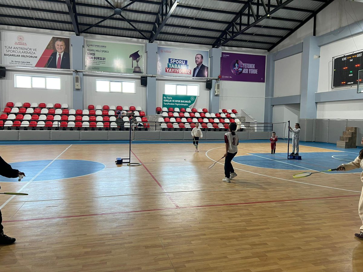 GurpinarVe's tweet photo. 🏸 Hız, dikkat ve stratejiyi bir araya getiren badminton eğitimlerimiz devam ediyor.
Spor yaparak hem enerjinizi atmak hem de yeni beceriler kazanmak istiyorsanız sizleri de bekliyoruz.
👉 Sen de aramıza katıl, sporla dolu heyecanın parçası ol!
📍 Değirmendüzü Kapalı Spor Salonu https://t.co/gc5BSzPpzQ