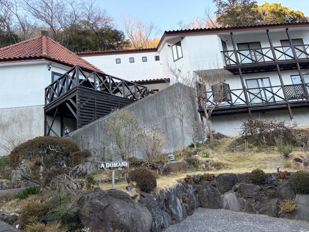 kou_onsenzanmai's tweet photo. ひとり温泉♨️にも最高な宿シリーズ50✨
伊東温泉「ペンション ア・ドマーニ」（静岡県）
・朝食付き7000円程度〜
・川奈駅を利用（伊東の穴場！）
・温泉は貸切、部屋食ゆえひとり旅にもベスト！
・温泉はパーフェクトなかけ流し
・最高レベルの清潔感
・部屋からは海が見えて絶景
・朝食が美味すぎる…
・連泊、おこもりステイにも最高なイメージあり
ブログ版https://t.co/DQbiA3upIe
YouTubeラジオhttps://t.co/kstyhBIgVR