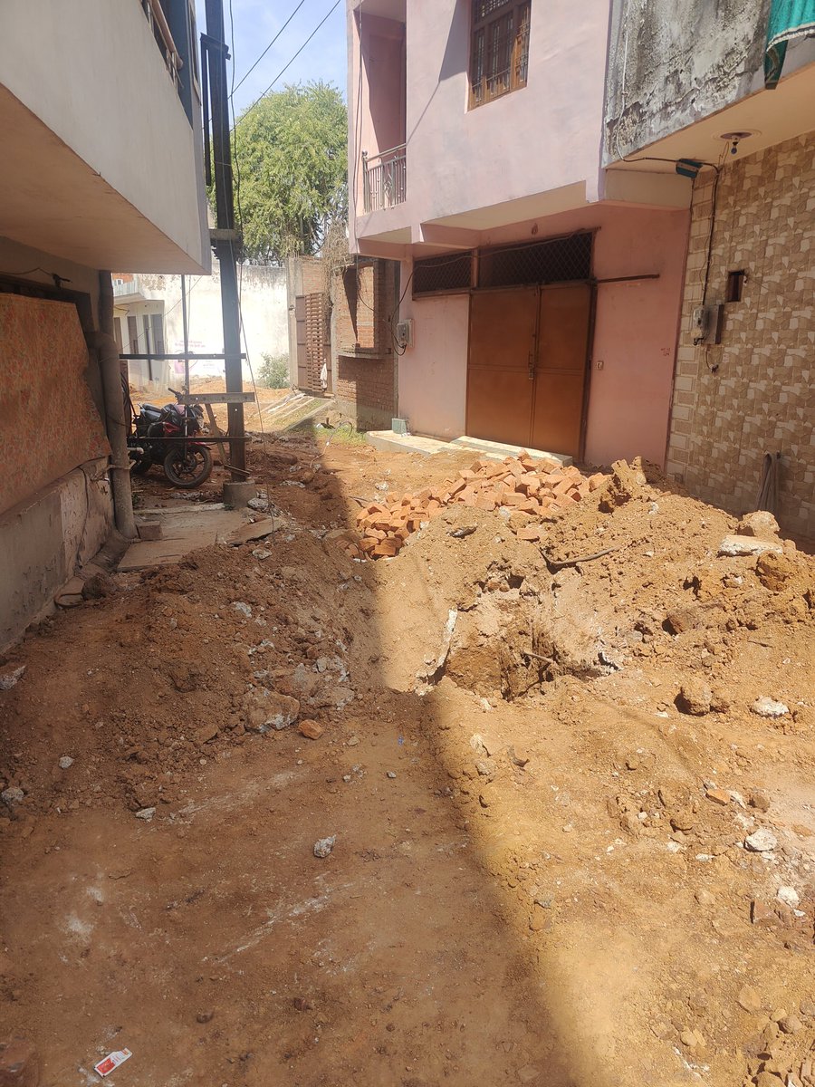 eeshu97's tweet photo. @GwaliorGMC 
The condition of harishankar Puram is very badly and dangerous for local people I see the drainage pits are open everywhere &amp; yest I fell down on my bike very scary for children we can't even go to our daily offices. Please close this and repair the roads thanks https://t.co/qNDJaoJx4G