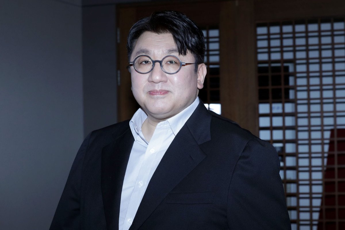 SKPopCulture's tweet photo. HYBE chairman Bang Si-hyuk faces prolonged probe as police review possible arrest warrant in IPO case https://t.co/OjobLYnYuh https://t.co/Ee9yrmGm3w
