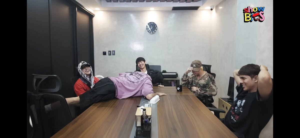 Tawang tawa ako sa video na to taena HAHAHHAHA si pablo mulhang walang gana sa una pero syempre as a kiti kiti, hindi naman yan magiging malikot HAHAHHAHAA