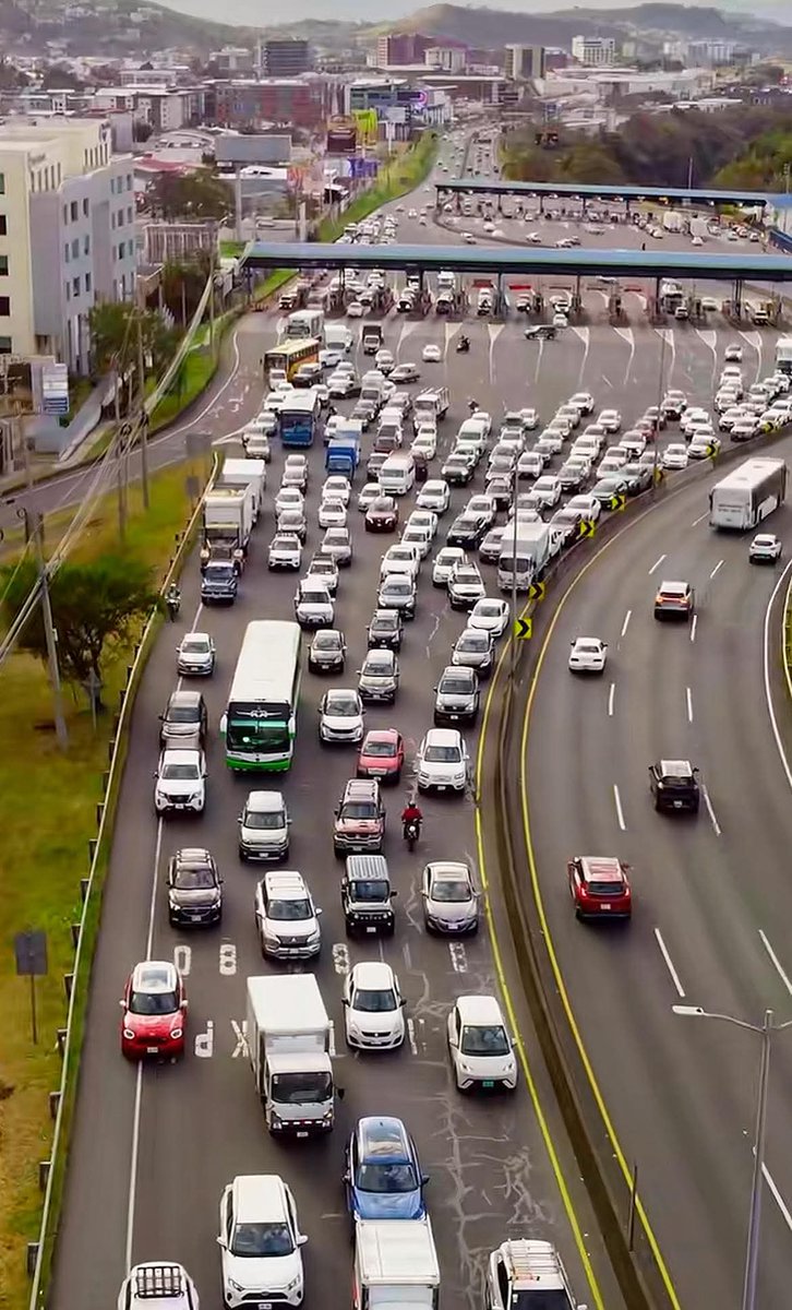 El peaje más ridículo y descarado de la historia. Patrocinado una vez más por el PLN.
Nos quitan el dinero en nuestra cara.