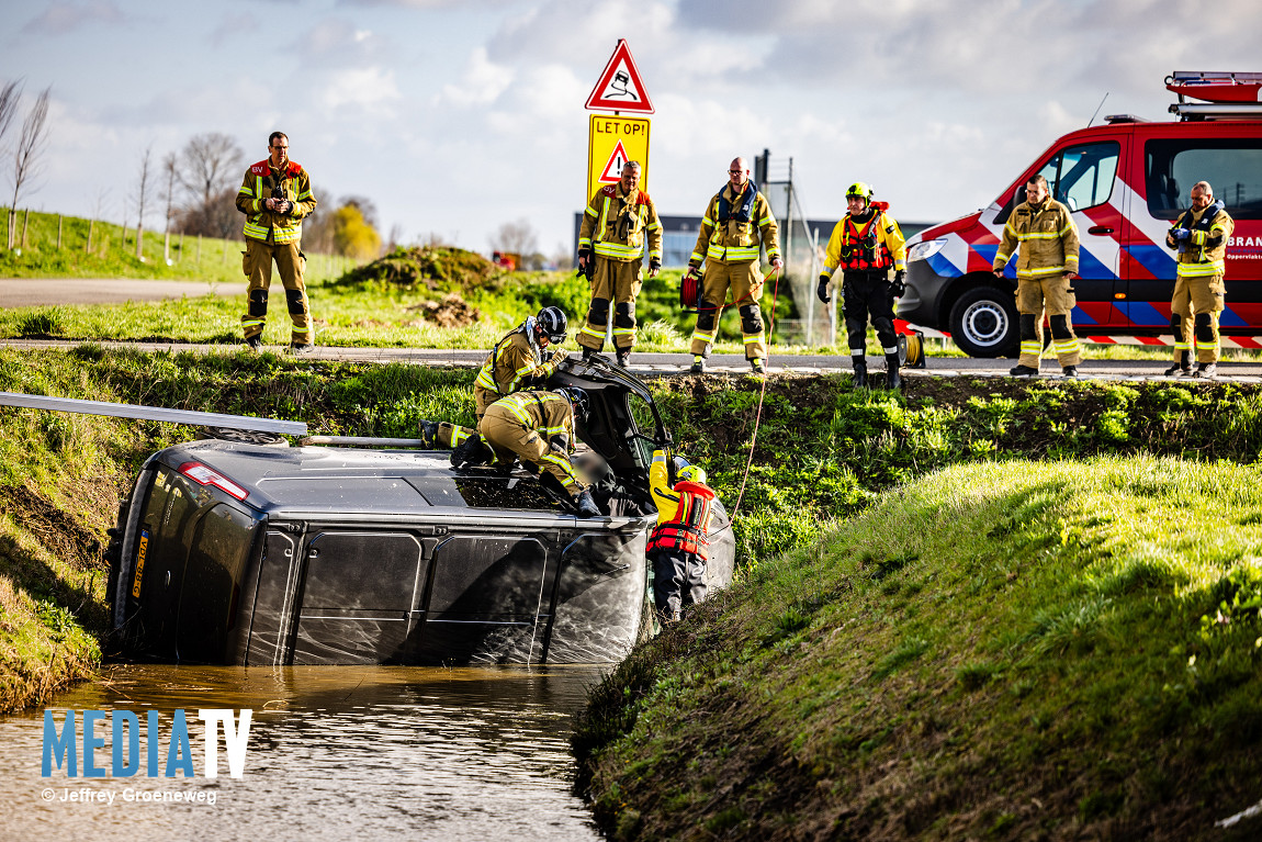 Bestelbus te water op de Postweg in Puttershoek
