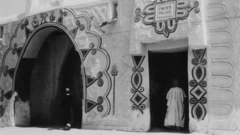 Elftv333's tweet photo. Muhammadu Durugu, also known as Babban Gwani, was a 19th-century Hausa architect who built mosques and palaces in Bauchi, Birnin Gwari, Kano, Katsina and Zaria. Babban Gwani also built the Zaria Juma’a Mosque and the palace of the Emir of Zaria (pictured). https://t.co/7ghFIyUWXX