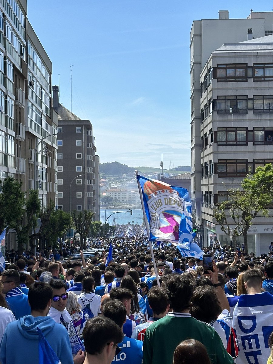"Pensó en ti mentras camiño, pola veiriña do mar, xa vou de escoitando o ruxido, dos que che levan a gañar."