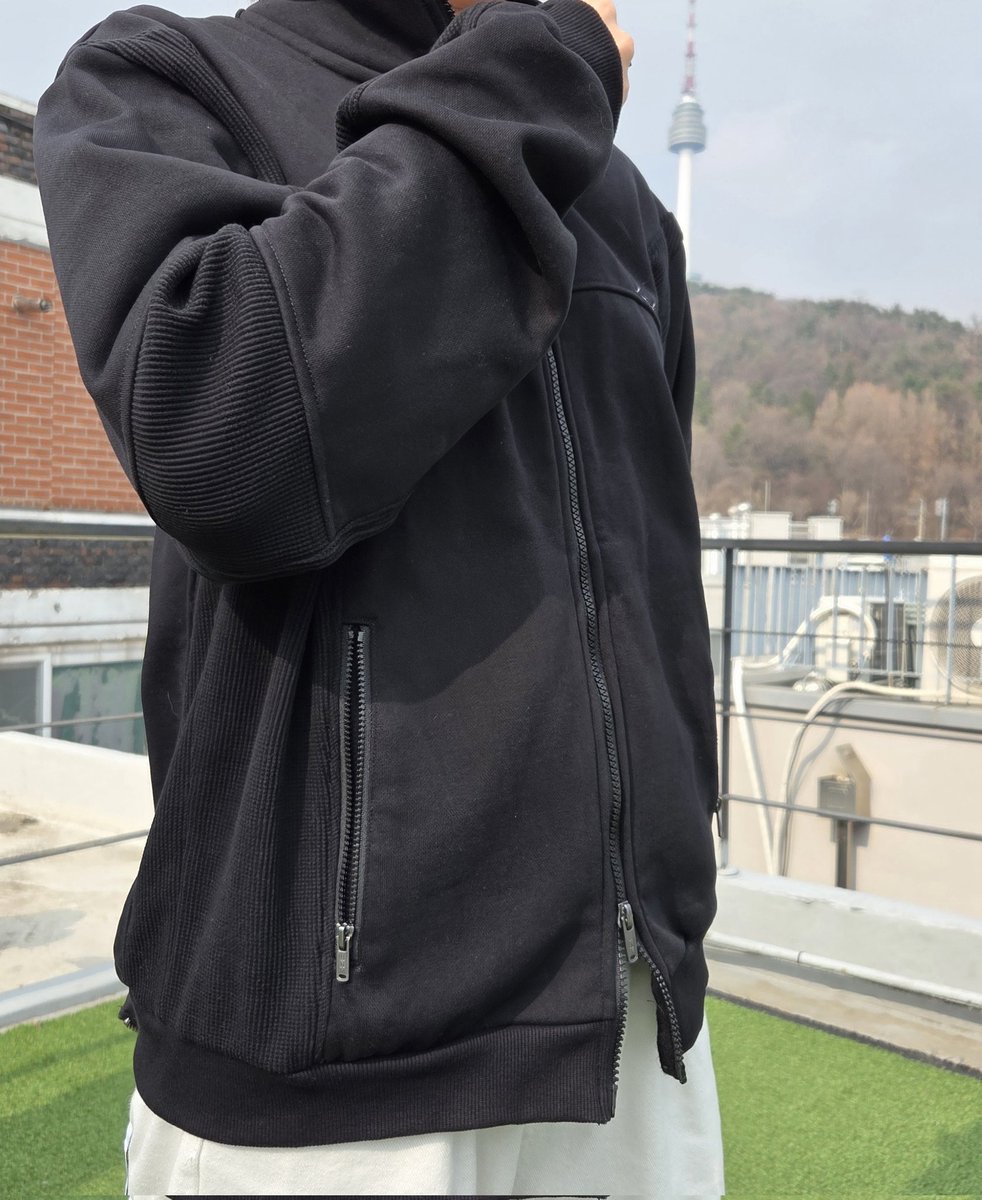 무채색 패션 봇 tweet media