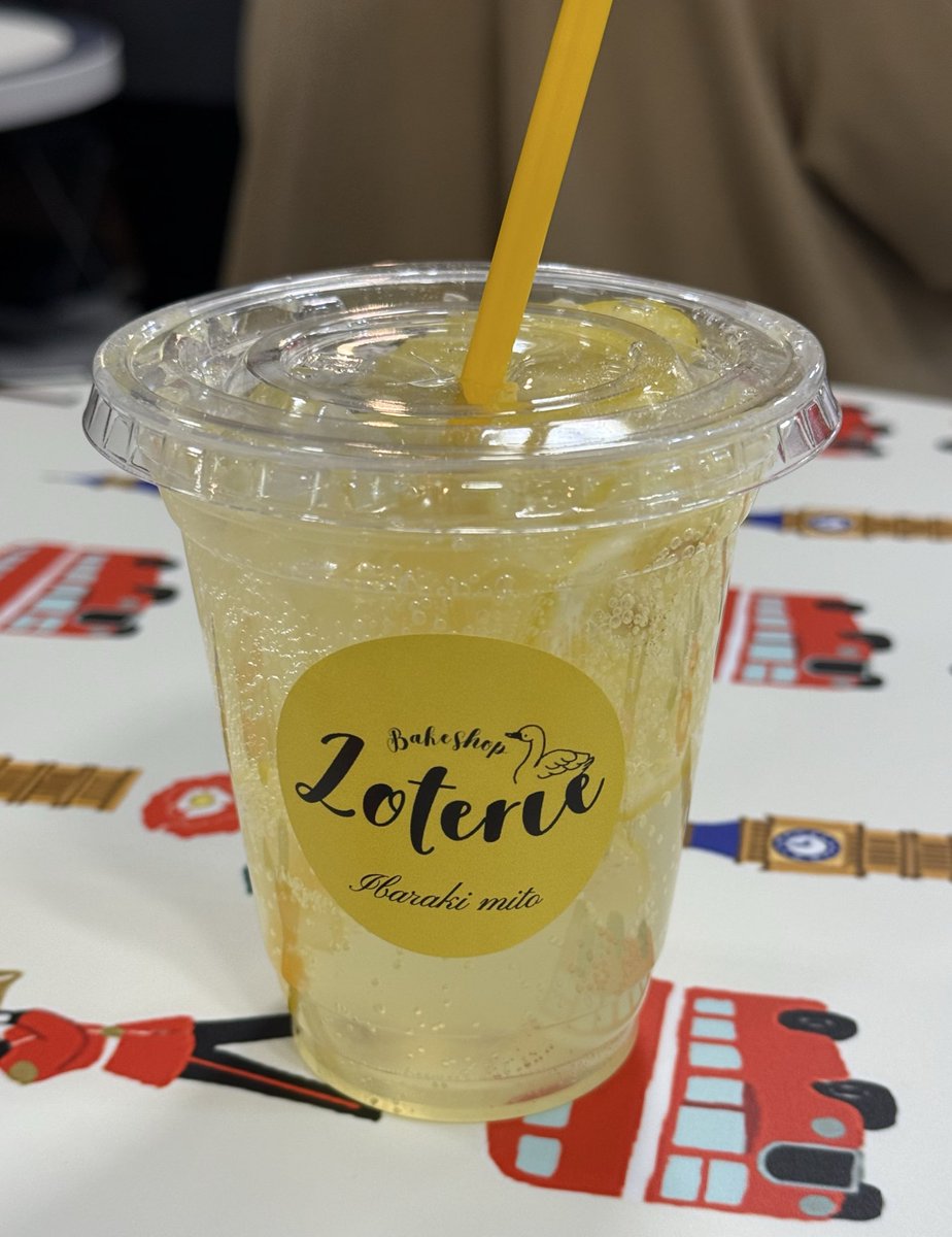 setton_chocolat's tweet photo. 仕事終わりにスリーティアーズ買いつつレモネード飲みにきた https://t.co/MFM9AUNIbn