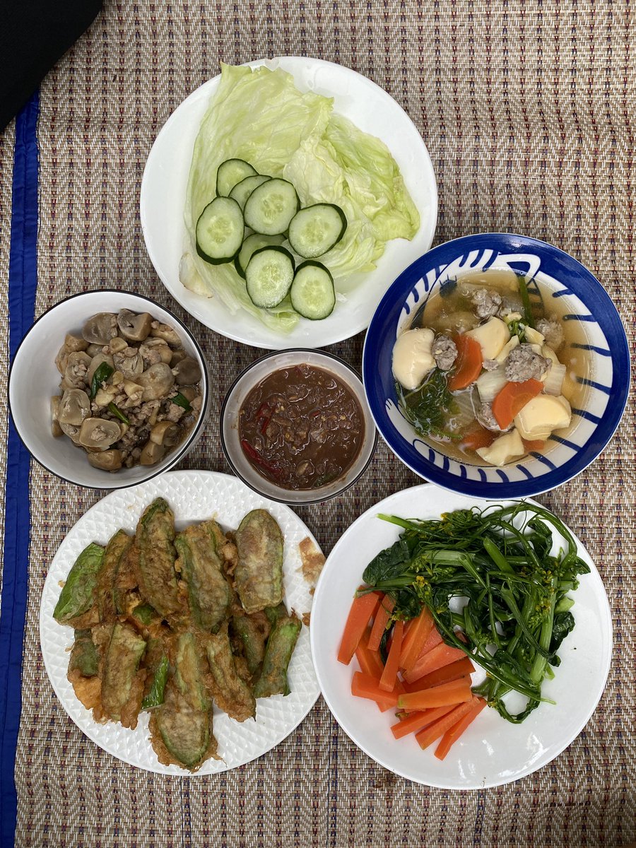 อาทิตย์ที่แล้สอยากกินปิ้งย่างเกาหลีเลยหนีบแม่ขึ้นรถแว๊นไปกินเนื้อย่างกัน 2 คน แม่รู้ว่าชอบดอกไม้มาก ที่บ้านเลยปลูกกุหลาบไว้หลายสิบต้น เวลาบอกว่าอยากกินอะไรมื้อต่อไปอาหารจะมารอแล้ว ผลไม้คือปอกให้เรียบร้อย กับข้าวฝีมือแม่คือถูกปากเราที่สุดการมีแม่อยู่ด้วยคือความสบายใจของเรา