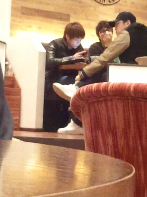jonghyyun's tweet photo. this reminds me of jonghyun being seen on a cafe with friends when he made his twitter account 😭 https://t.co/Pp9Kkhr9gS