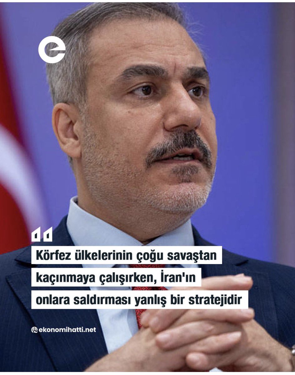 Hep söylüyorum ve söylediğim sözün arkasındayım.
Bu adam ya gerçekten bu makamı hak etmeyecek kadar çapsız biri, ya da eğitim aldığı Amerika’dan Tayyip Erdoğan sonrası için bir koltuk sözü almış gibi davranıyor. Çünkü başka bir açıklaması kalmıyor.

Dikkat edin…
Her konuşmasında
