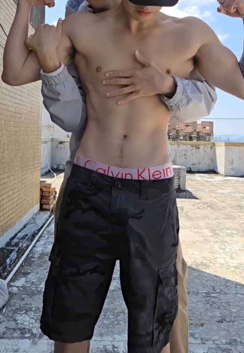 你會想摸胸肌 腹肌還是二頭肌
#男同志
#打手槍