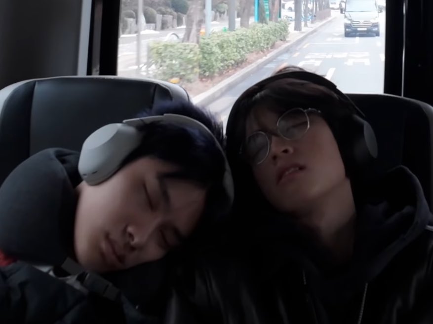 พี่ไทยติดเอเอ เอเอติดพี่ไทยจริงๆอะ น่ารักกก