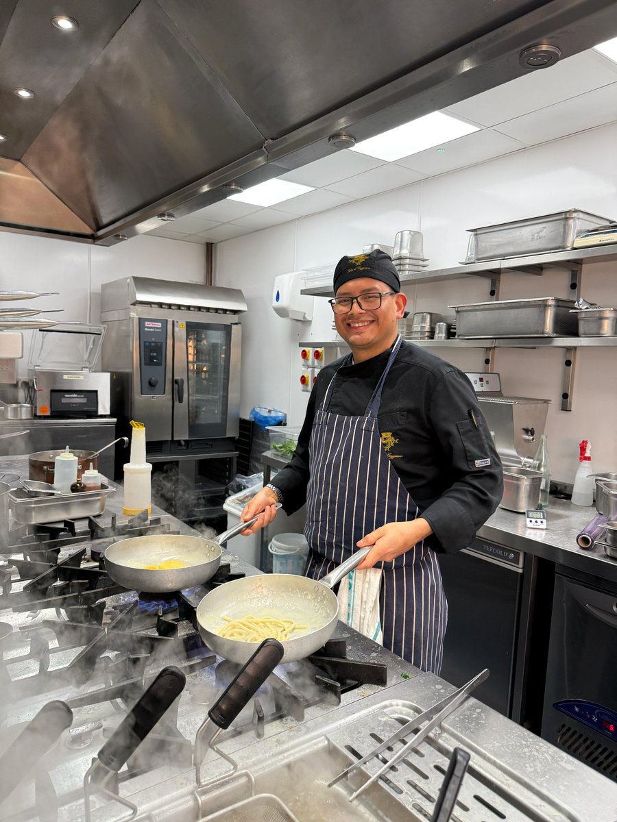 VilladiGeggiano's tweet image. 𝐁𝐮𝐨𝐧 𝐂𝐨𝐦𝐩𝐥𝐞𝐚𝐧𝐧𝐨 𝐑𝐨𝐝𝐫𝐢𝐠𝐨 🎉

Celebrating our Chef de Partie and salsa master from El Salvador 🌶️
17 years in hospitality, bold Mediterranean fusion flavours and zero love for beetroot.

#HappyBirthday #ChefLife #ChiswickLondon