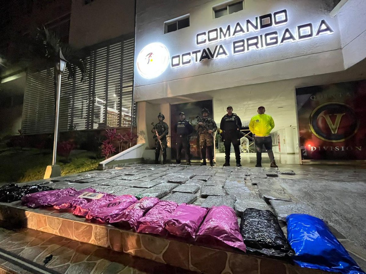 COL_EJERCITO's tweet photo. 🔴🕔📢 #LaPrimeraDelDía | Golpe al narcotráfico en el #Quindío

Tropas del @Ejercito_Div5, en coordinación con la Policía Antinarcóticos y la Policía del Quindío, lograron la incautación de 120 kg de marihuana en la vía Calarcá–Armenia, sector Balboa.

Durante un puesto de control, soldados hallaron 117 paquetes del alucinógeno, que presuntamente provenían de Génova, Quindío, con destino a la capital del país.

Continuaremos desarrollando operaciones para golpear las economías ilícitas y proteger el territorio cafetero.

#ContundenciaOperacional 
#SeguridadYDemocracia2026 🗳️