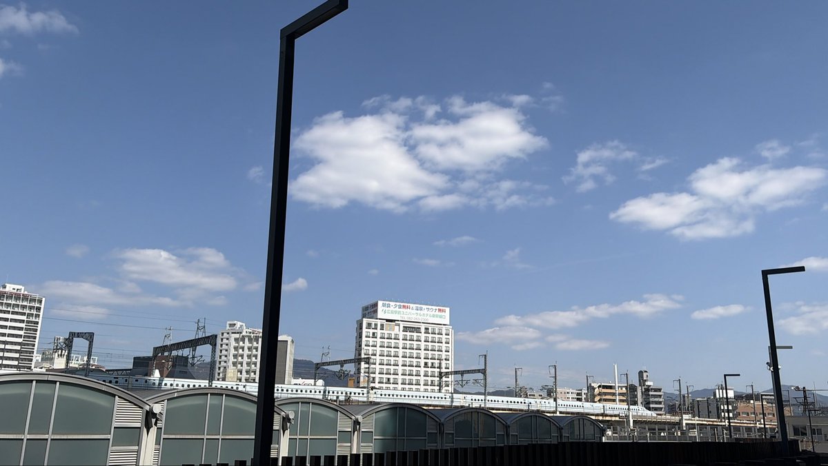 厄介な親不知を抜歯するため約三週間帰省していた息子が、とうとう戻って行った。こんなに長くお家にいるのは、本当にこれが最後と思うとやっぱり寂しいし、子育ての終わりを感じずにはいられない…😢彼女ちゃんからの手土産が超美味しかったり、内々定がうれしかったり、いろんなことがあった春休み。
