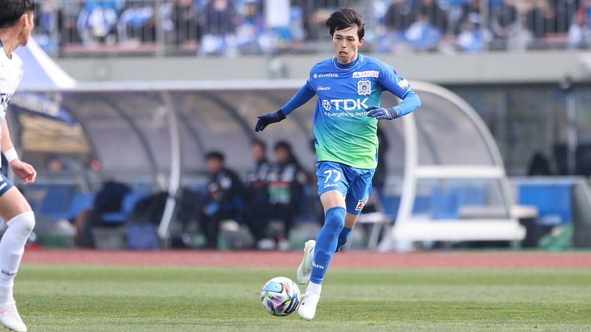 勝ち試合の後は気分が良いので

生ぬるぬるドリブル⚽
初めて見ました。

ヤバい！次元が違う！一人だけカテゴリーが違う！

特にドリブルからのラストパスは絶品！
あのパスには、FWもカメラマンも油断できません。

撮影の楽しみと苦しみがまた増えました。

#ブラウブリッツ秋田
＃中野嘉大