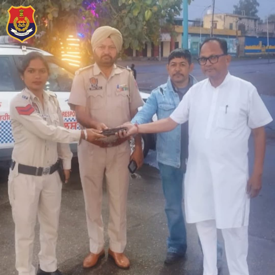 AmritsarRPolice's tweet image. Lost mobile returned to owner within 1 hour at Dana Mandi.
Under PS Jandiala Guru, the police acted promptly and traced the lost mobile phone, which was successfully handed over to its rightful owner within one hour.

#AmritsarRuralPolice #PSJandialaGuru #GoodWork #PublicService