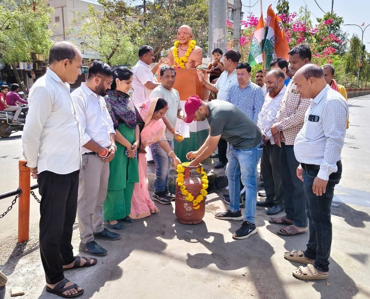 INCMP's tweet photo. देश में लगातार बढ़ती रसोई गैस की कीमतों एवं LPG गैस सिलेंडर की कमी को लेकर शामगढ में ब्लॉक अध्यक्ष श्री किशोर सिंह पंवार जी के नेतृत्व में विरोध प्रदर्शन किया गया।

इस दौरान शहर अध्यक्ष श्री पंकज मुजावदिया जी, सोशल मीडिया विभाग के प्रदेश उपाध्यक्ष श्री डॉ.शौकत मंसूरी जी सहित कांग्रेसजन उपस्थित रहे।