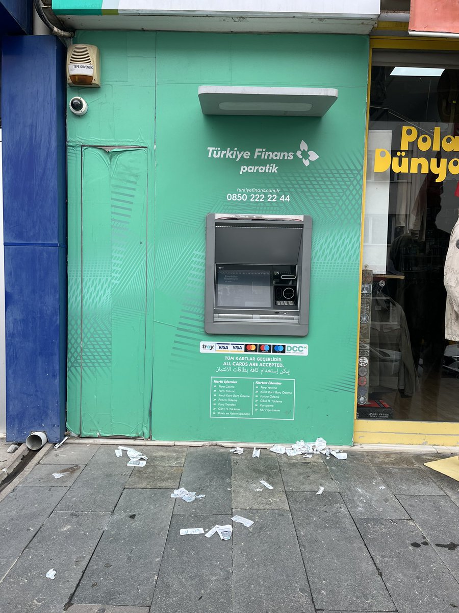 Bu çevre kirliliğini vatandaş yapsa yazılmadık ceza bırakılmaz.  <a href="/ErzincanBelTr/">Erzincan Belediyesi</a> ama #finansbak yapınca hiçbir yaptırım uygulanmıyor. <a href="/TFDestek/">Türkiye Finans Destek</a>  erzincan esnafı pisliğinizi temizlemek istemiyor. #türkiyefinans #finansbank <a href="/BDDKResmi/">Bankacılık Düzenleme ve Denetleme Kurumu (BDDK)</a> #türkiyefinansbankası