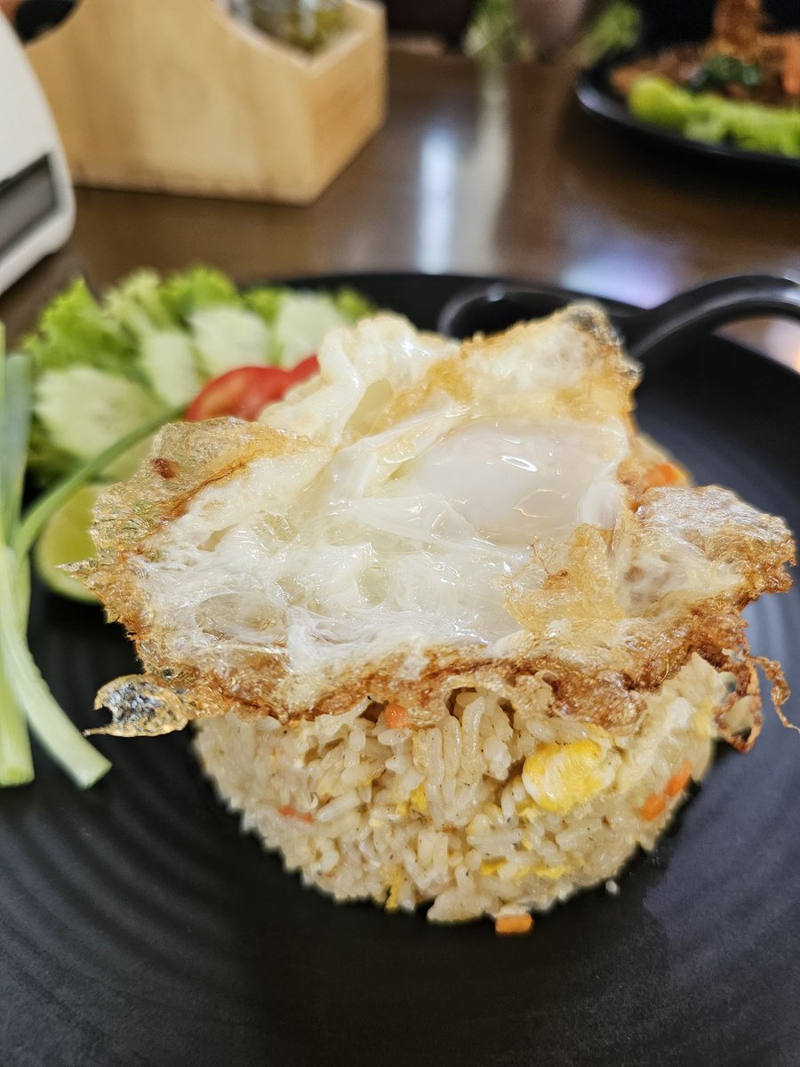 Cafe’ de ARIYA ร้านน่ารัก กว้างขวาง นั่งสบาย มีสวนเมล่อนให้ชม กาแฟดี อาหารอร่อยๆๆๆ พนักงานสุภาพ #รีวิวลำปาง 
พิกัด maps.app.goo.gl/LjQZbTaGtM8DnZ…