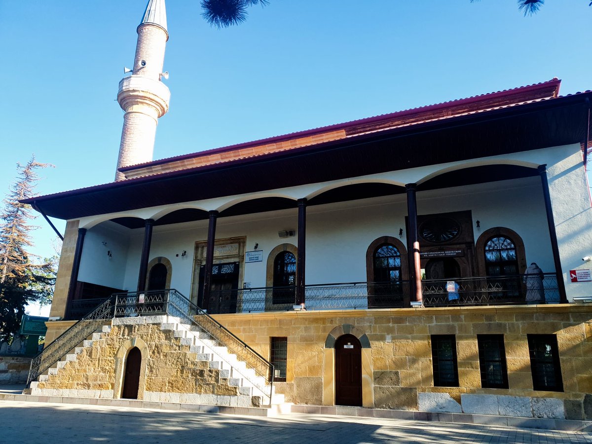 Allahım yaptığımız dua ve ibadetlerimizi Kadir Gecesinde yapılan makbul ibadetlere dahil eyle! Bizleri affeyle! Emanetini kabzetmek zamanına kadar emanetinde emin kıl! 
Dostlar! Kadir Gecenizi tebrik ederim!