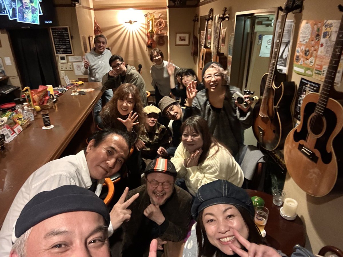 Acajon_aya's tweet photo. 桜木町Bar875さんにて🎵
十三号地楽団さんのサポートでした❣️
メンバーさんからのご要望は「荒ぶること」…ってどんなリクエストなんだ😅
(ちゃんと荒ぶってきました😆)
楽しかった🙌
#十三号地楽団
#パーカッション　#カホン
#Bar875 https://t.co/UYFmti6gbL