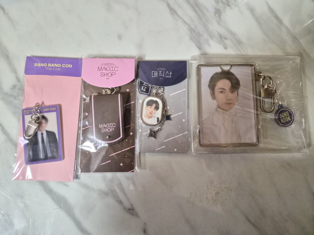 방탄소년단 정국 키링 판매합니다.
개 당 15,000원 택배비 포함입니다.
#방탄소년단 #bts #정국 #jungkook