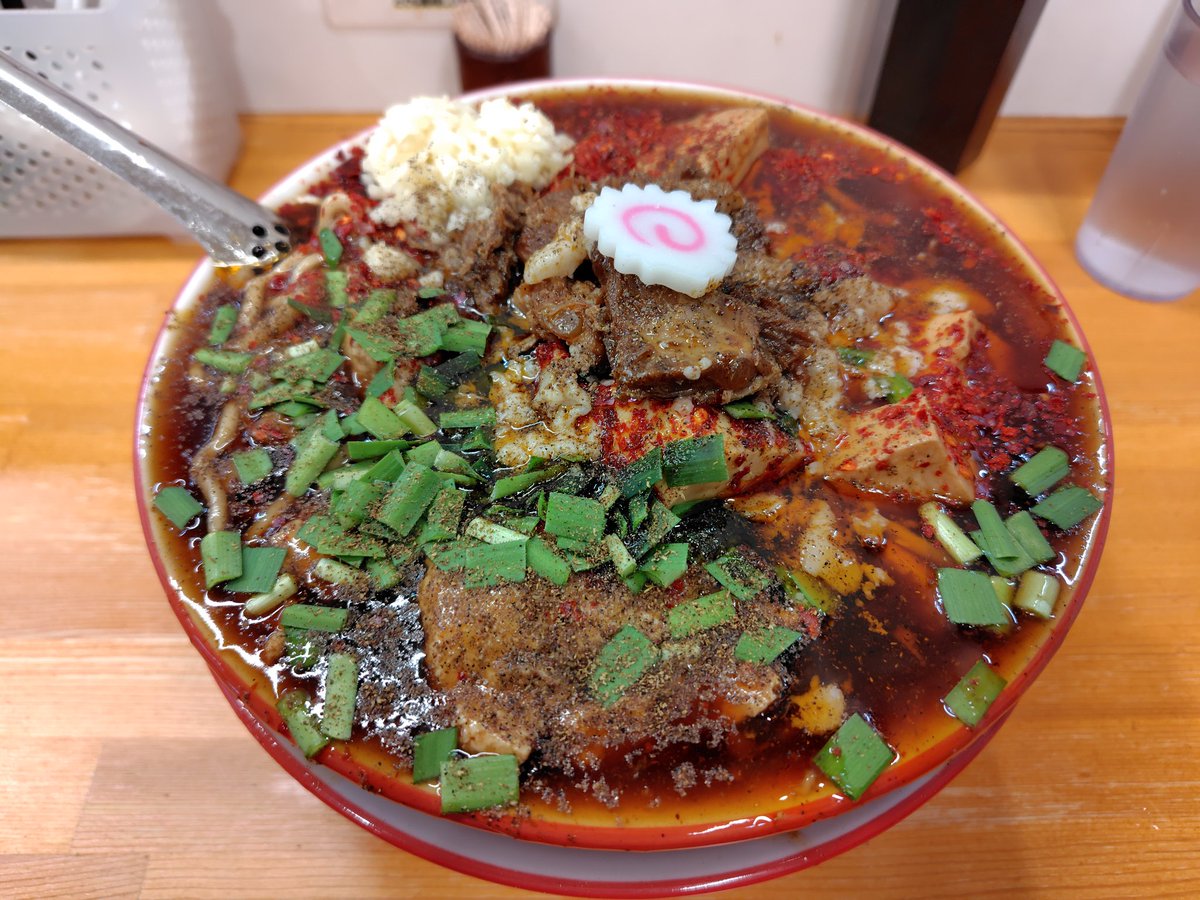 range_food48's tweet photo. 護国寺近くにある「護什番」のスタミナ破滅系旨辛痺れ麺大盛り🍜
見た目の辛さ、豪快さとは裏腹にスープは少し甘めで餡との相性最高で気づいたら先に食べてた隣の人より先に完食しちゃうくらいの旨さ

既にもう一回食べたくなってきてるので多分もう沼ってる
#月曜日𝑩𝑰𝑮𝑳𝑶𝑽𝑬会 https://t.co/ymuw8fmDiQ