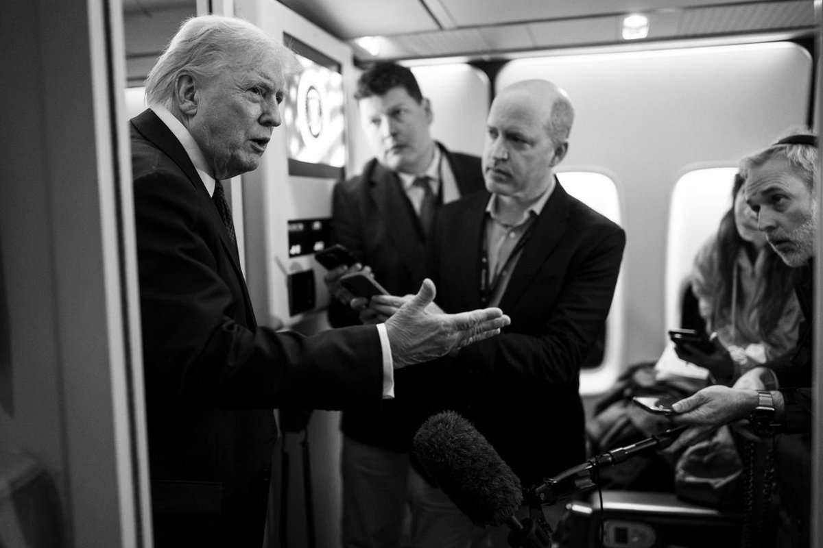 USApoRusski's tweet image. Президент Трамп – журналистам на борту Air Force One об операции «Эпическая ярость»: Они очень хотят вести переговоры, и так и должно быть, но я не думаю, что они готовы сделать то, что необходимо… Мы доведём дело до конца.