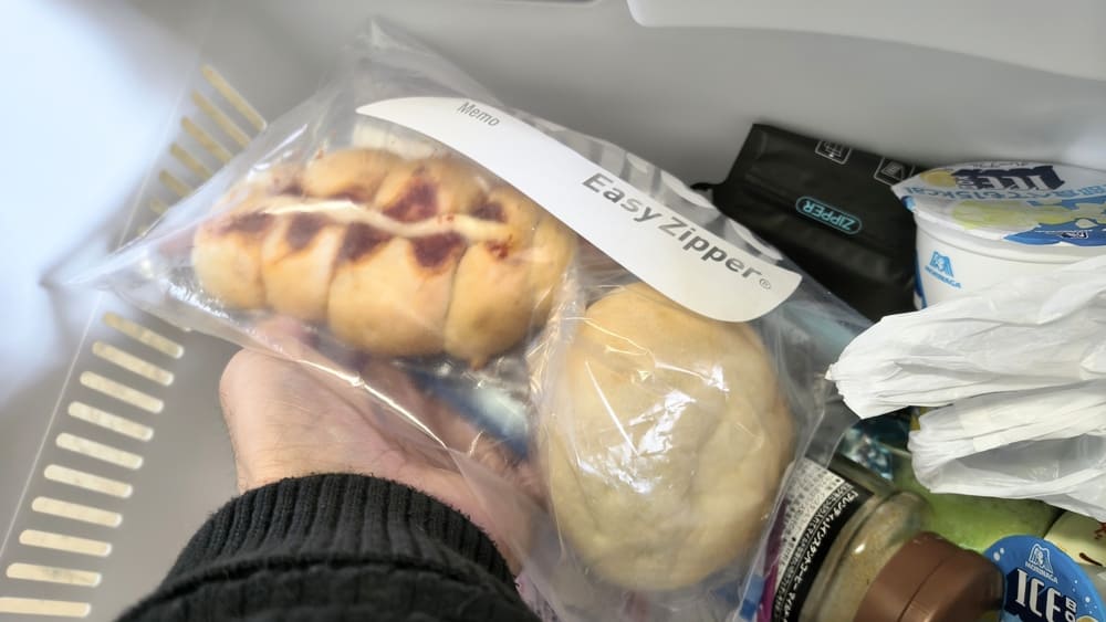 tontonhouse's tweet photo. パンを買いすぎたら迷わず「冷凍」が正解❄️実はパンが一番苦手なのは冷蔵庫！水分が抜け固くなるのを防ぐには、冷凍で時間を止めるのが一番。コツは薄い袋ではなく、ジップロック等の「冷凍用袋」を使うこと💡ニオイ移りも防げます。最後まで美味しく食べましょう🍞

詳細は👉https://t.co/xvHpnxEUxu https://t.co/p27KctATQi