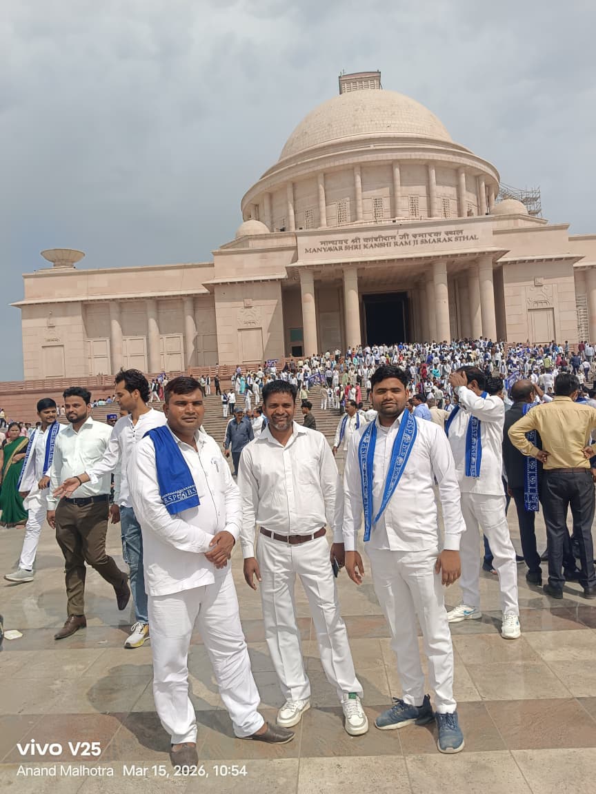 VIRENDRA1807199's tweet photo. लखनऊ की रैली में जनपद सीतापुर के बहुजन समाज पार्टी के जिला अध्यक्ष बड़े भैया युवराज चौधरी जी से मिला ll
 #vkg_bsp_challenge @Mayawati @AnandAkash_BSP https://t.co/YO8jZnd5VX