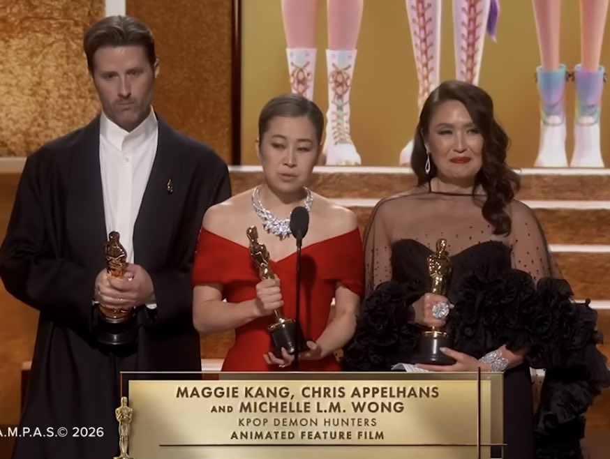 leonvanschie's tweet photo. @AcademyAwardHD #chrisappelhans #arrogant #disgusting , #behavior while walking the isle turning his head away and down from fellow castmembers wanting to congratulate him ! https://t.co/XhQBPerS5h https://t.co/8vPZ0OK7Uk