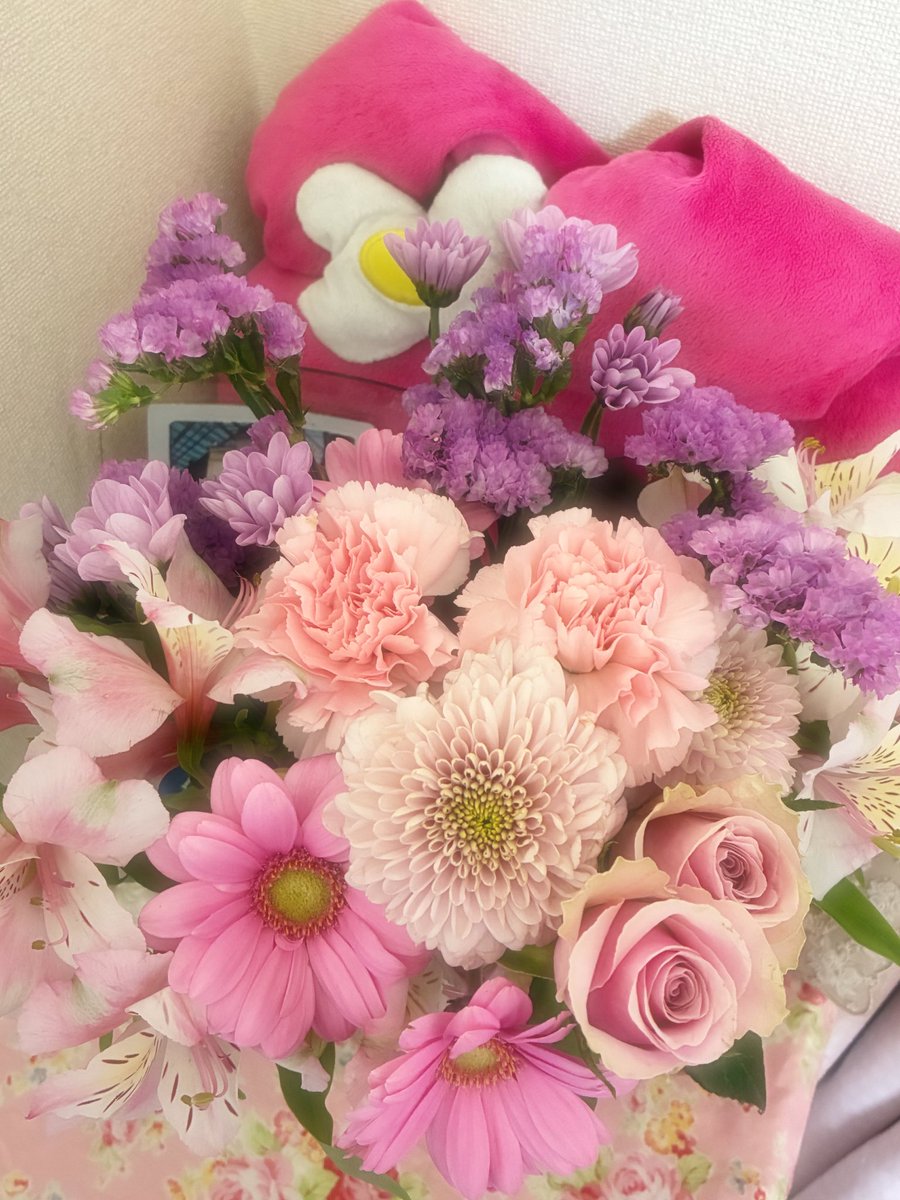 お友達から花束のプレゼントをいただきました🎀

💗 ガーベラ → 希望・前向き
💗 カーネーション → 感謝・優しさ
💗 バラ → 愛情・美しさ
💗 アルストロメリア → 思いやり
💜 スターチス → 変わらない心

いつもありがとう😊💗✨