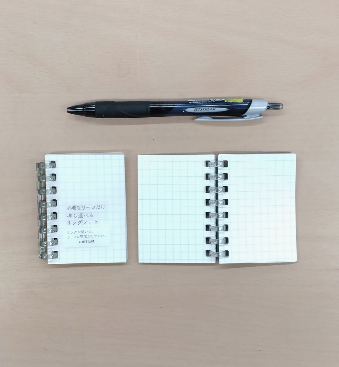 #リヒトラブ
#オープンリングノート

手のひらサイズの小さいノートが入荷しました📔✨

外出した際のちょっとしたメモ書きに便利！
透明のポーチに入れてバッグチャームとして可愛く
持ち運びができます💛
とじ具が開くので、リーフの抜き差しも可能です。

#LIHITLAB