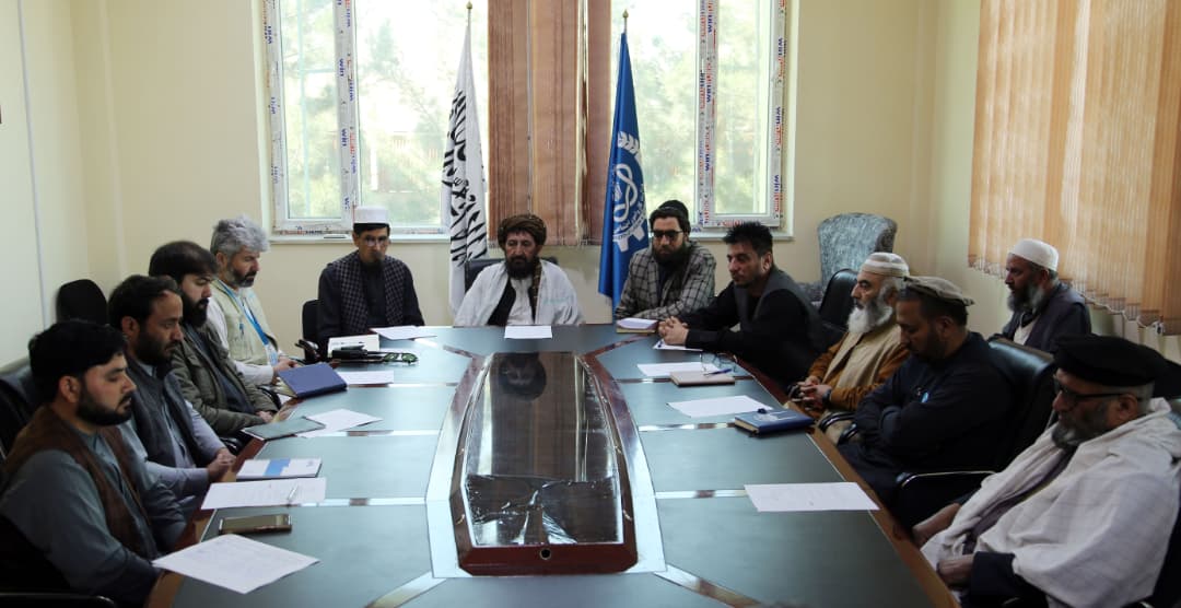 Molsa_gov_af's tweet photo. برگزاری نشست نوبتی هم‌آهنگی جهت رسیده‌گی به مشکلات اطفال آسیب‌پذیر 

نشست هم‌آهنگی به رهبری مولوی نجیب‌الله وقاد، رئیس محافظت اطفال وزارت کار و امور اجتماعی، با حضور نماینده‌گان ادارات امارتی و نهادهای غیرامارتی به هدف بررسی وضعیت اطفال آسیب‌پذیر و رسیده‌گی به قضایای آنان برگزار شد.
این نشست با اشتراک نماینده‌گان ادارات امارتی و نهادهای غیرامارتی در مورد مشکلات و قضایای مربوط به اطفال در معرض خطر، اطفال آسیب‌پذیر، اطفال دارای معلولیت و هم‌چنان اطفالی که از منزل فرار کرده‌اند، بحث و تبادل نظر صورت گرفت.
مسئولان هدف اساسی برگزاری این نشست را رسیده‌گی به مشکلات اطفال و بررسی قضایای آنان عنوان کرده و تأکید نمودند که برای حل این مشکلات، لازم است هم‌آهنگی و همکاری میان ادارات امارتی و نهادهای غیرامارتی تقویت گردد.
در اخیر نماینده‌گان ادارات امارتی و غیرامارتی یادداشت‌هایی را برای پیگیری و رسیده‌گی به این قضایا ثبت کردند و تعهد سپردند که در راستای توجه و حل مشکلات اطفال آسیب‌پذیر اقدامات لازم را روی دست خواهند گرفت.