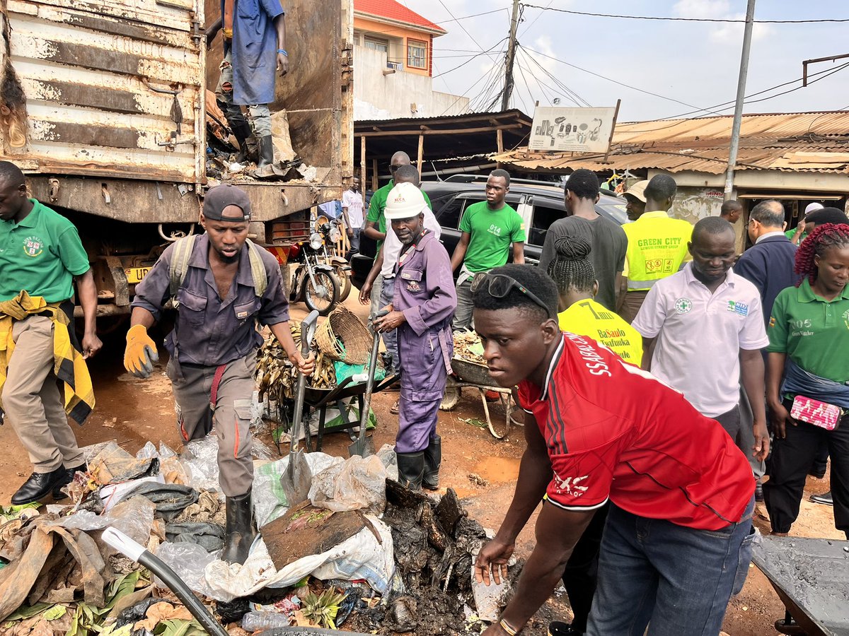 inviolah_nambi's tweet photo. @CIDIUganda joined @MinofHealthUG Health in launching the sanitation week; communities of Kamwokya have been supported in solid waste management, toilet emptying as well as health inspection leaving no one behind including Schools. 
@UNICEFUganda https://t.co/XPWy096YvU