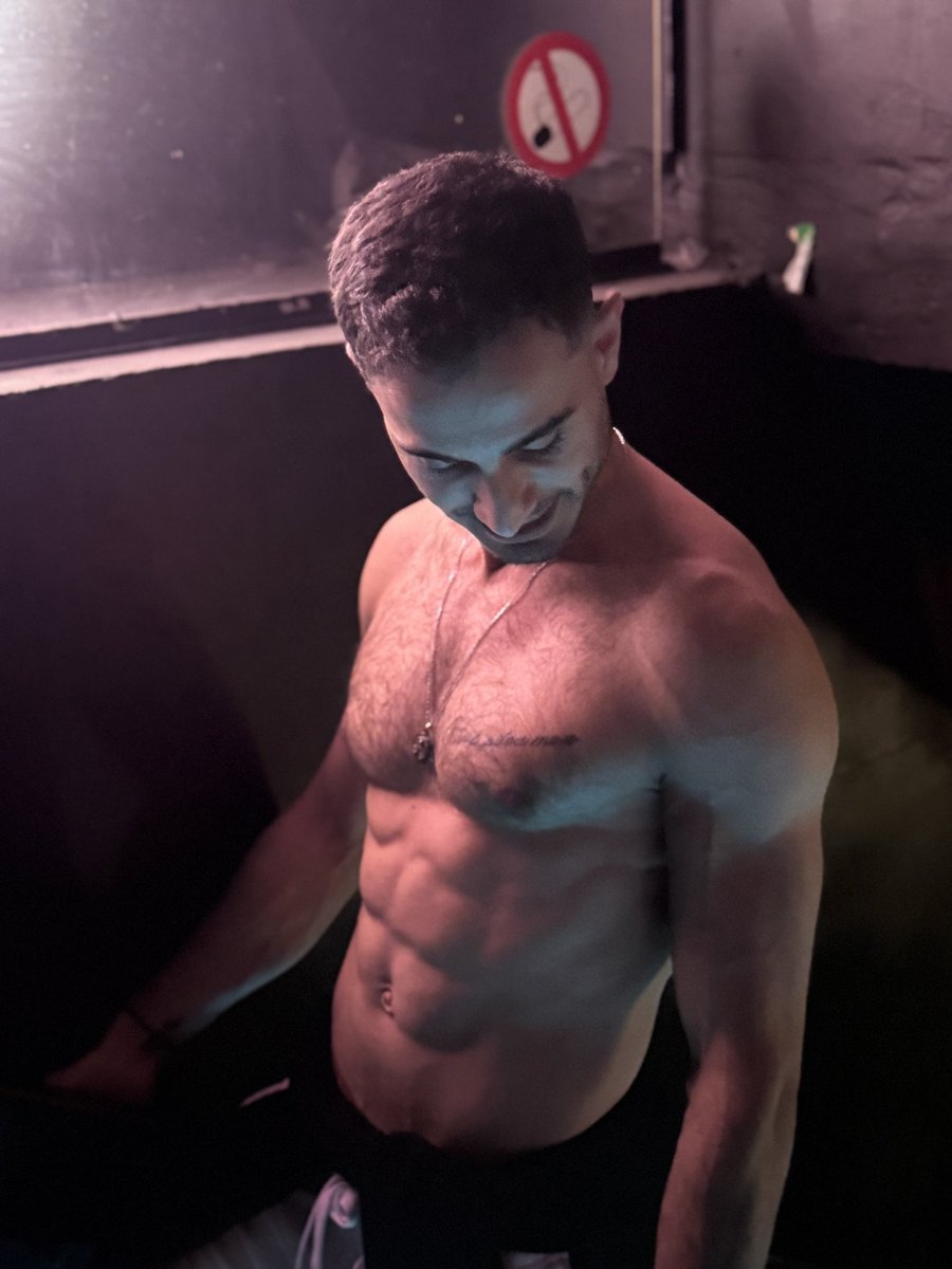 harunctz's tweet image. Night out is 💯🎶🕺☑️ #brussels  #techno  #weekend  #dance  #belgium  #fit