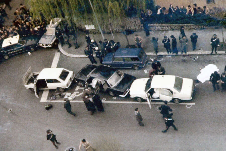 pierofassino's tweet photo. #16marzo 1978. Le Brigate Rosse rapiscono #AldoMoro e uccidono gli uomini della sua scorta. Inizia uno dei periodi più drammatici della storia italiana. Moro dopo una lunga prigionia verrà ucciso. Il terrorismo continuerà colpire, ma la reazione democratica e popolare lo sconfiggerà. Nulla sia dimenticato e chi ha pagato con la vita sia sempre ricordato e onorato