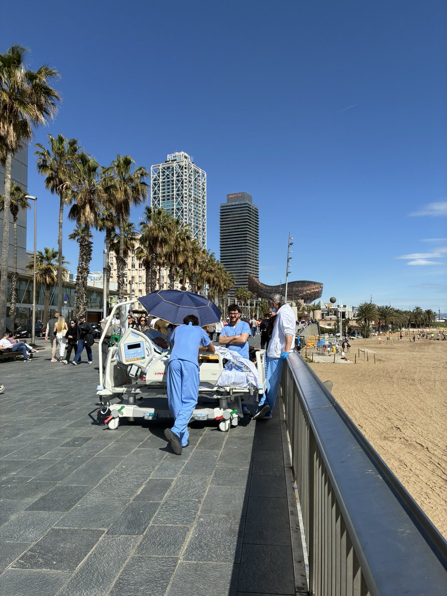 El <a href="/hospitaldelmar/">Hospital del Mar</a> es una institución muy valorada por la sensibilidad en el cuidado de las personas.

Esta imagen de <a href="/rafatanga/">rafaela</a> lo explica muy bien.