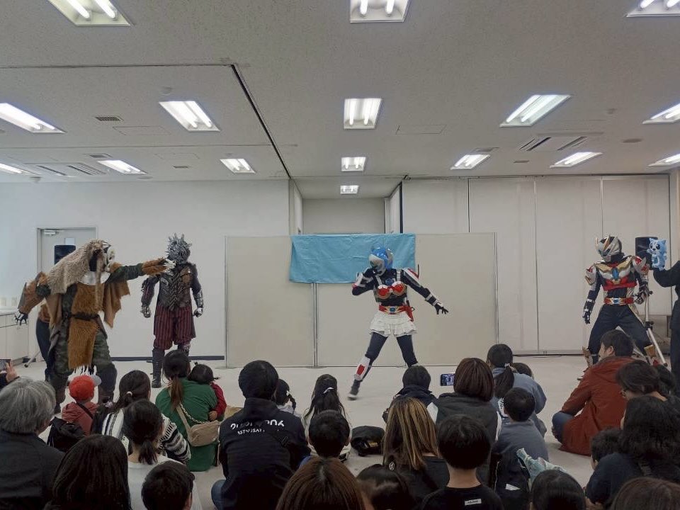 eddy_uzu's tweet photo. 「#阿南子ども食堂フェスティバル」パトロール完了だ‼️

今回もまた
タレナガースが鉄男とタッグを組んで挑んできたけど
会場のみんなのパワーを借りてやっつけたぜ‼️

パトロールの後は
みんなで子ども食堂のカレーライスをいただいたぜ🍛
ごちそうさまでした〜😄

#渦戦士エディー https://t.co/jWdnouIUHA