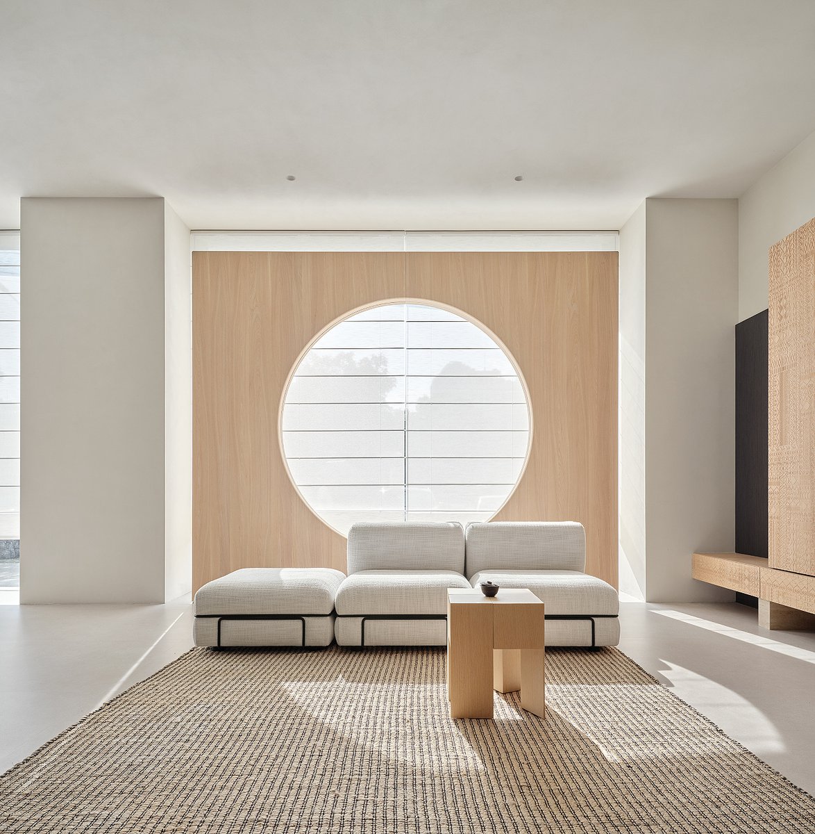 Interior_es's tweet image. El #showroom de Sanchi #Woodwork en #Wenzhou, diseñado por Ni Dongbo, fundador de NDB  Design Studio, presenta los trabajos de #carpintería de la firma como piezas de arte y experiencia sensorial.
-&amp;gt; Fotografías: Yunmian Photography Studio
-&amp;gt; interioresminimalistas.com/2026/03/16/un-…
-&amp;gt; #China