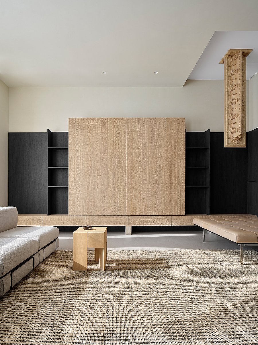 Interior_es's tweet image. El #showroom de Sanchi #Woodwork en #Wenzhou, diseñado por Ni Dongbo, fundador de NDB  Design Studio, presenta los trabajos de #carpintería de la firma como piezas de arte y experiencia sensorial.
-&amp;gt; Fotografías: Yunmian Photography Studio
-&amp;gt; interioresminimalistas.com/2026/03/16/un-…
-&amp;gt; #China